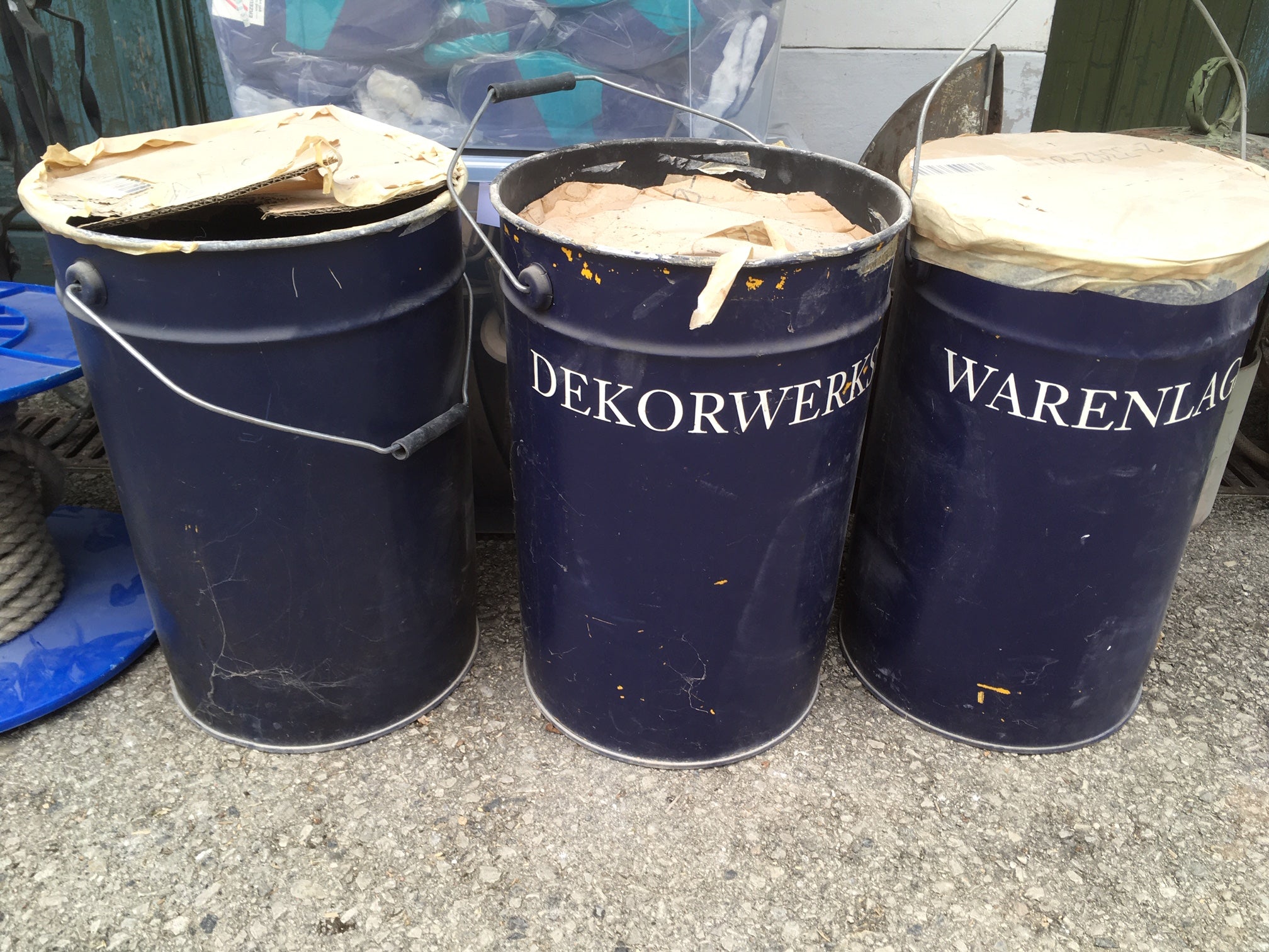 2037. Blecheimer mit Dekorpulver